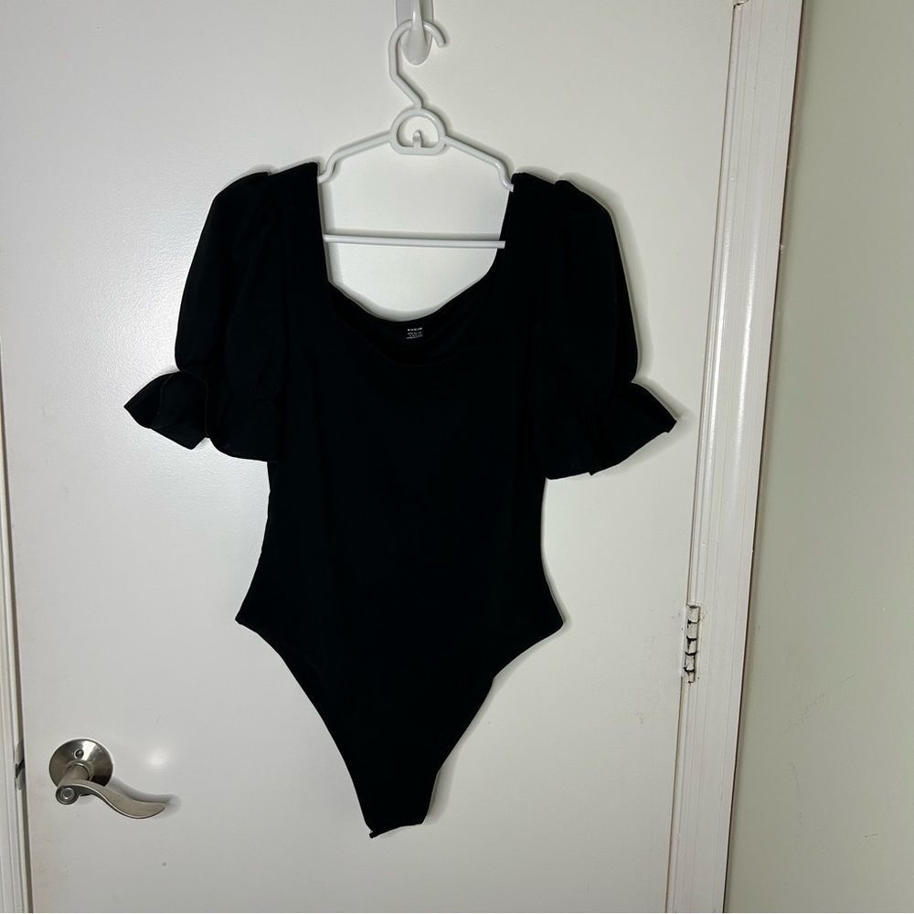 Black ruffle puff short sleeve bodysuit | Large